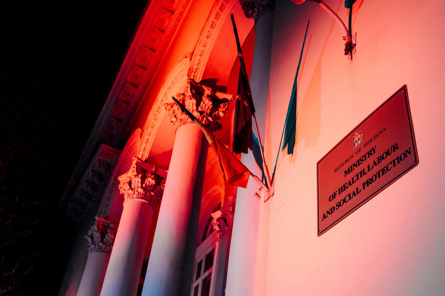 Foto eveniment 2 din Iluminarea în culoarea roșie a edificiului "Ministerul Sănătății"
