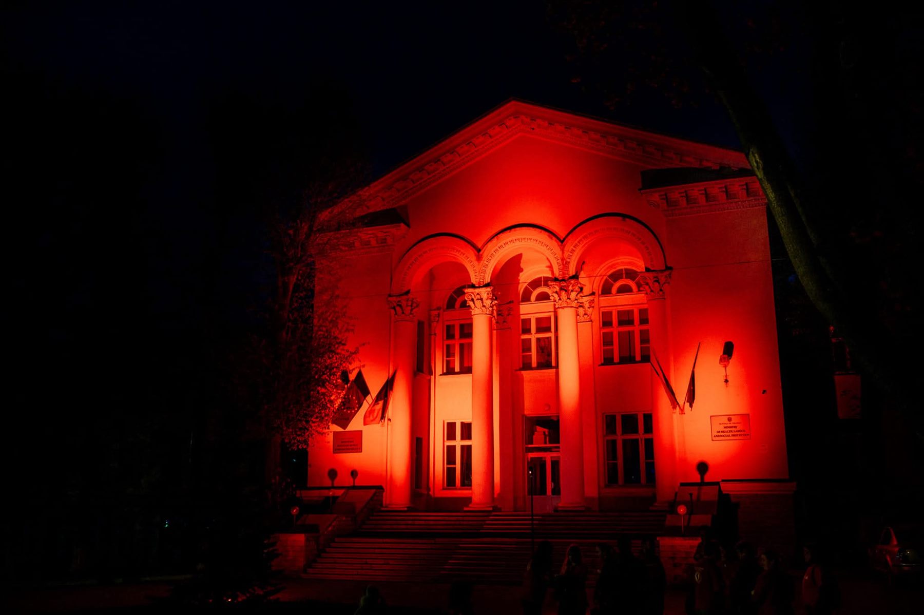Foto eveniment 3 din Iluminarea în culoarea roșie a edificiului "Ministerul Sănătății"